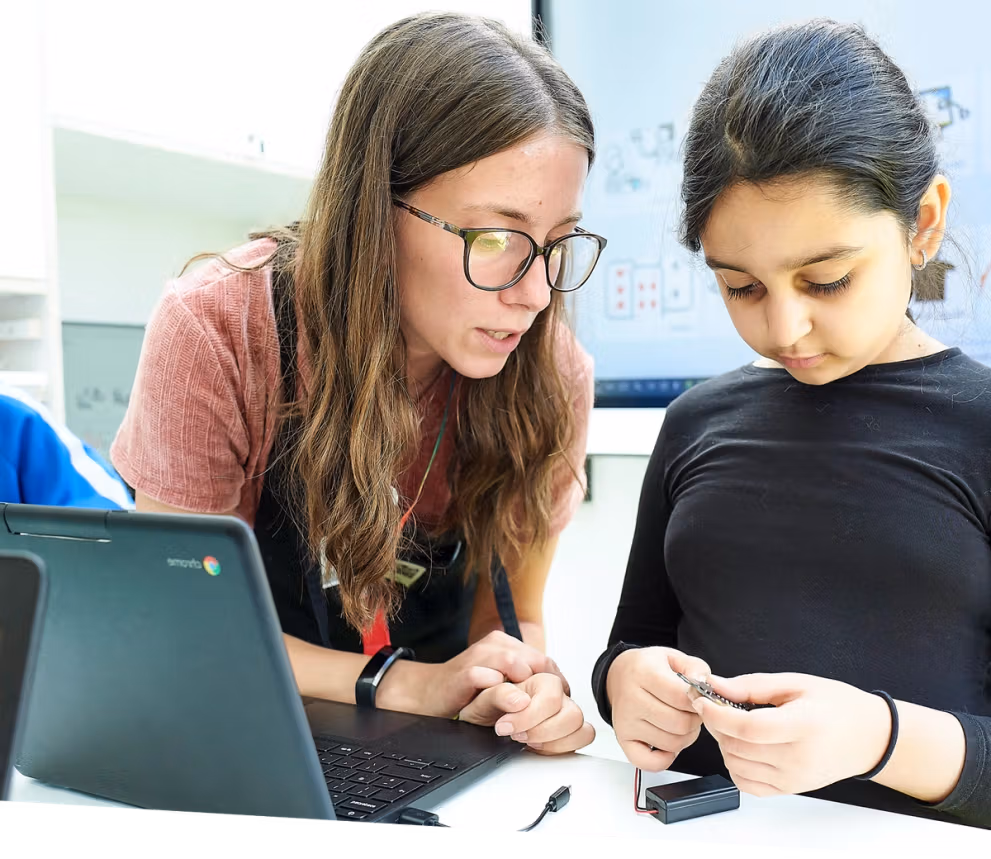 Una profesora y una estudiante aprendiendo con BBC micro:bit